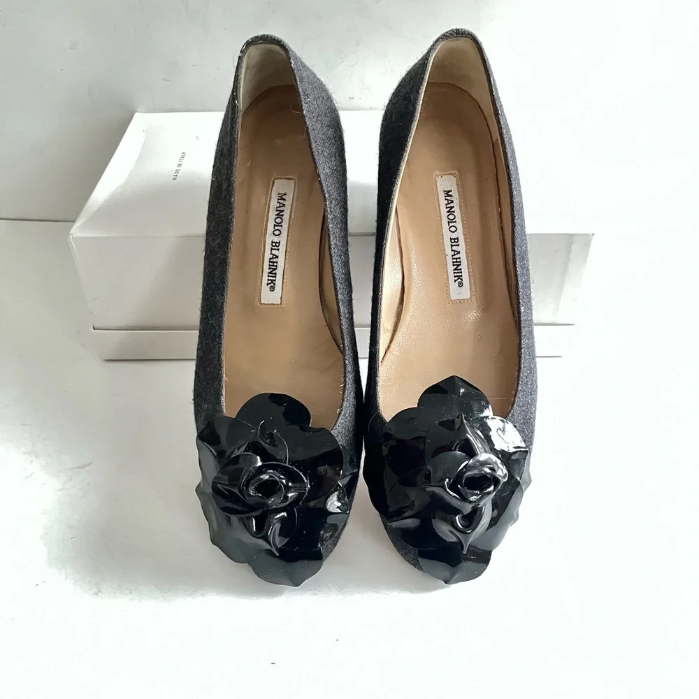 Manolo Blahnik gray flannel flats with black patent flower 38